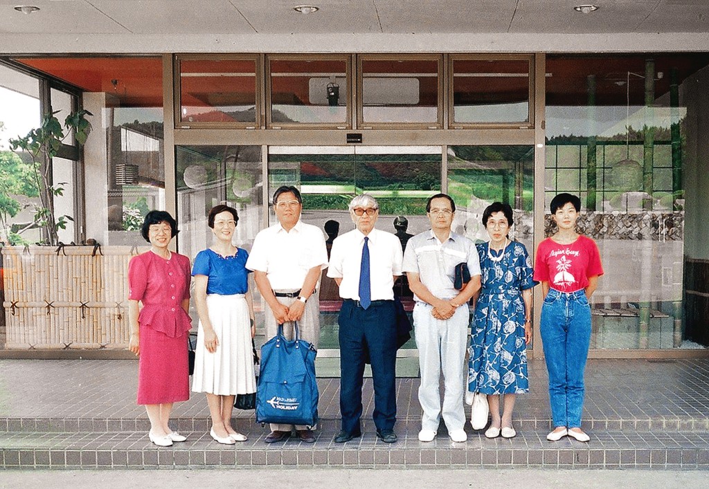 山口誓子吾妻玄関にて
